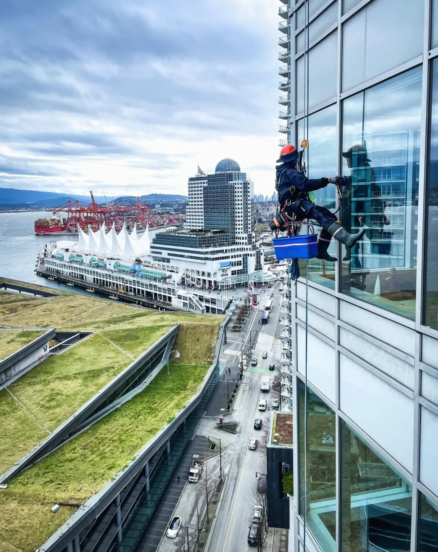 Abseil Cleaning vs. Traditional Methods